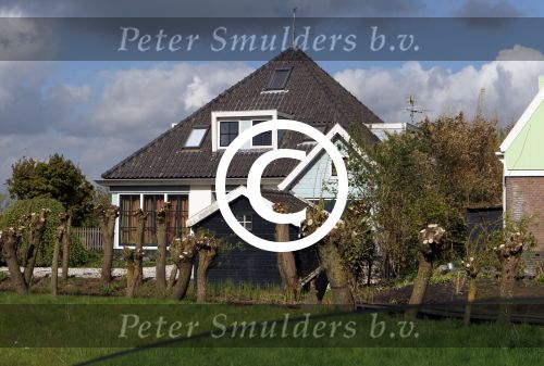 Uitdam 27 april 2012
Katja Schuurman en Thuis Romer hun huis. Katja gaat wandelen op de dijk in Uitdam.
Peter Smulders bv