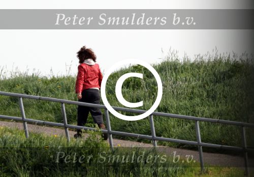 Uitdam 27 april 2012
Katja Schuurman en Thuis Romer hun huis. Katja gaat wandelen op de dijk in Uitdam.
Peter Smulders bv