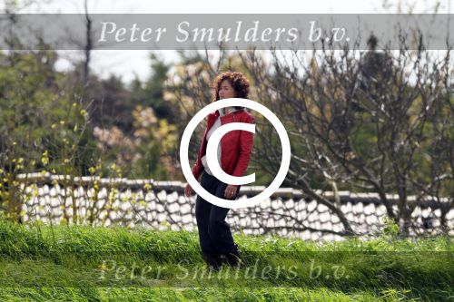 Uitdam 27 april 2012
Katja Schuurman en Thuis Romer hun huis. Katja gaat wandelen op de dijk in Uitdam.
Peter Smulders bv