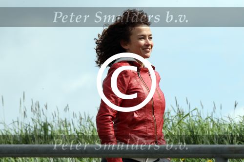 Uitdam 27 april 2012
Katja Schuurman en Thuis Romer hun huis. Katja gaat wandelen op de dijk in Uitdam.
Peter Smulders bv