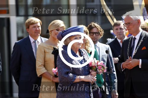 Rhenen en Veenedaal 30 april 2012
Koninginnedag met daarbij aanwezig koningin Beatrix Prins Willem Alexander Prinses Maxima Prins Constantijn Prinses Laurentien Prinses Margrite Prins Maurits Prinses Marilene Prins Bernhard Prinses Annette Prins Pieter Christiaan Prins Floris Prinses Aimee en Pieter v Vollenhoven.
Peter Smulders bv