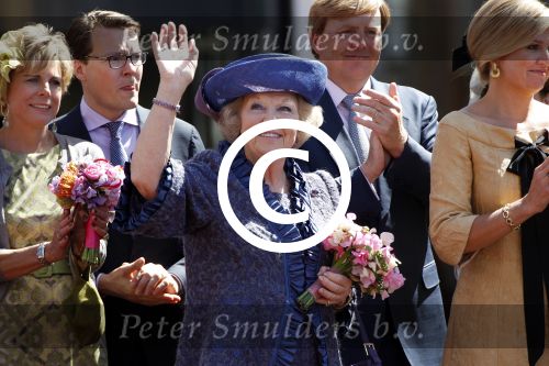 Rhenen en Veenedaal 30 april 2012
Koninginnedag met daarbij aanwezig koningin Beatrix Prins Willem Alexander Prinses Maxima Prins Constantijn Prinses Laurentien Prinses Margrite Prins Maurits Prinses Marilene Prins Bernhard Prinses Annette Prins Pieter Christiaan Prins Floris Prinses Aimee en Pieter v Vollenhoven.
Peter Smulders bv