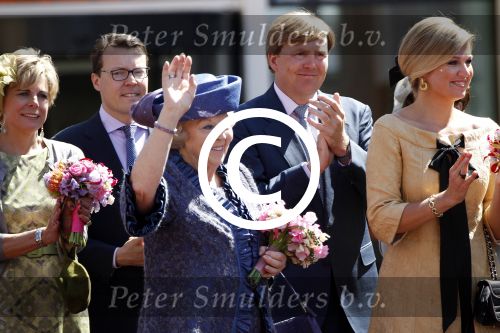 Rhenen en Veenedaal 30 april 2012
Koninginnedag met daarbij aanwezig koningin Beatrix Prins Willem Alexander Prinses Maxima Prins Constantijn Prinses Laurentien Prinses Margrite Prins Maurits Prinses Marilene Prins Bernhard Prinses Annette Prins Pieter Christiaan Prins Floris Prinses Aimee en Pieter v Vollenhoven.
Peter Smulders bv