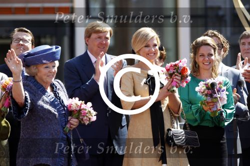 Rhenen en Veenedaal 30 april 2012
Koninginnedag met daarbij aanwezig koningin Beatrix Prins Willem Alexander Prinses Maxima Prins Constantijn Prinses Laurentien Prinses Margrite Prins Maurits Prinses Marilene Prins Bernhard Prinses Annette Prins Pieter Christiaan Prins Floris Prinses Aimee en Pieter v Vollenhoven.
Peter Smulders bv