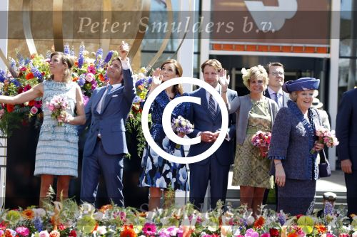 Rhenen en Veenedaal 30 april 2012
Koninginnedag met daarbij aanwezig koningin Beatrix Prins Willem Alexander Prinses Maxima Prins Constantijn Prinses Laurentien Prinses Margrite Prins Maurits Prinses Marilene Prins Bernhard Prinses Annette Prins Pieter Christiaan Prins Floris Prinses Aimee en Pieter v Vollenhoven.
Peter Smulders bv