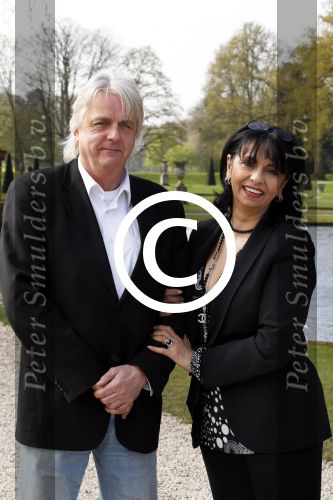 Haarzuilens 25 april 2012
Presentatie expositie trouwjurken van div bn ers 
Laura Fygi met man 
Peter Smulders bv