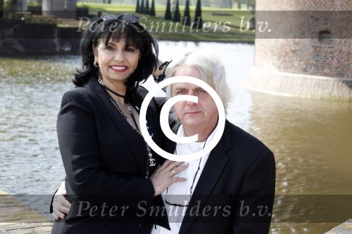 Haarzuilens 25 april 2012
Presentatie expositie trouwjurken van div bn ers 
Laura Fygi met man 
Peter Smulders bv