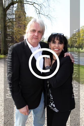 Haarzuilens 25 april 2012
Presentatie expositie trouwjurken van div bn ers 
Laura Fygi met man 
Peter Smulders bv