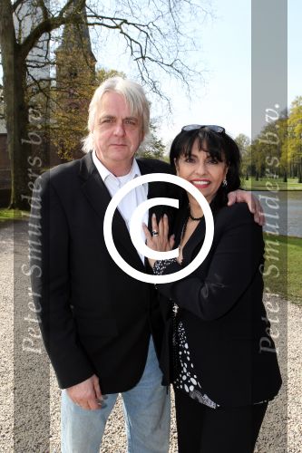 Haarzuilens 25 april 2012
Presentatie expositie trouwjurken van div bn ers 
Laura Fygi met man 
Peter Smulders bv