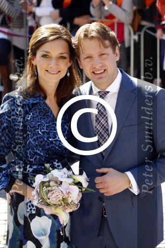 Rhenen en Veenedaal 30 april 2012
Koninginnedag met daarbij aanwezig koningin Beatrix Prins Willem Alexander Prinses Maxima Prins Constantijn Prinses Laurentien Prinses Margrite Prins Maurits Prinses Marilene Prins Bernhard Prinses Annette Prins Pieter Christiaan Prins Floris Prinses Aimee en Pieter v Vollenhoven.
op de foto Prins Floris en zijn vrouw PrinsesAimee
Peter Smulders bv
