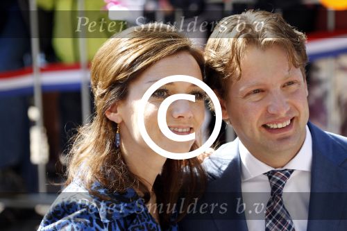 Rhenen en Veenedaal 30 april 2012
Koninginnedag met daarbij aanwezig koningin Beatrix Prins Willem Alexander Prinses Maxima Prins Constantijn Prinses Laurentien Prinses Margrite Prins Maurits Prinses Marilene Prins Bernhard Prinses Annette Prins Pieter Christiaan Prins Floris Prinses Aimee en Pieter v Vollenhoven.
op de foto Prins Floris en zijn vrouw PrinsesAimee
Peter Smulders bv