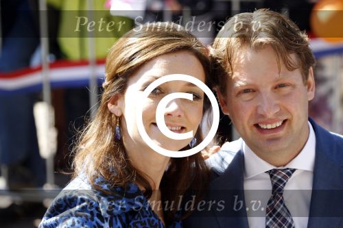 Rhenen en Veenedaal 30 april 2012
Koninginnedag met daarbij aanwezig koningin Beatrix Prins Willem Alexander Prinses Maxima Prins Constantijn Prinses Laurentien Prinses Margrite Prins Maurits Prinses Marilene Prins Bernhard Prinses Annette Prins Pieter Christiaan Prins Floris Prinses Aimee en Pieter v Vollenhoven.
op de foto Prins Floris en zijn vrouw PrinsesAimee
Peter Smulders bv
