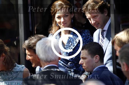 Rhenen en Veenedaal 30 april 2012
Koninginnedag met daarbij aanwezig koningin Beatrix Prins Willem Alexander Prinses Maxima Prins Constantijn Prinses Laurentien Prinses Margrite Prins Maurits Prinses Marilene Prins Bernhard Prinses Annette Prins Pieter Christiaan Prins Floris Prinses Aimee en Pieter v Vollenhoven.
op de foto Prins Floris en zijn vrouw PrinsesAimee
Peter Smulders bv