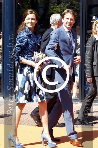 Rhenen en Veenedaal 30 april 2012
Koninginnedag met daarbij aanwezig koningin Beatrix Prins Willem Alexander Prinses Maxima Prins Constantijn Prinses Laurentien Prinses Margrite Prins Maurits Prinses Marilene Prins Bernhard Prinses Annette Prins Pieter Christiaan Prins Floris Prinses Aimee en Pieter v Vollenhoven.
op de foto Prins Floris en zijn vrouw PrinsesAimee
Peter Smulders bv