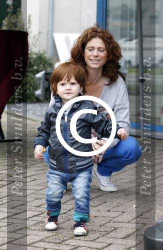 Nieuwegein 26 april 2012
Barbara Barend en haar zoon Seb bij presentatie fiets waarvan gedeelt opbrengst naar MKI gaat.
Peter Smulders bv