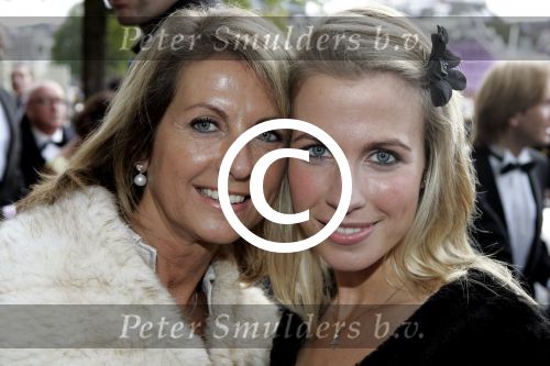 Amsterdam 2 oktober 2005
Premiere Beauty and the beast in Carre.
Vivian reys met moeder
Peter Smulders bv