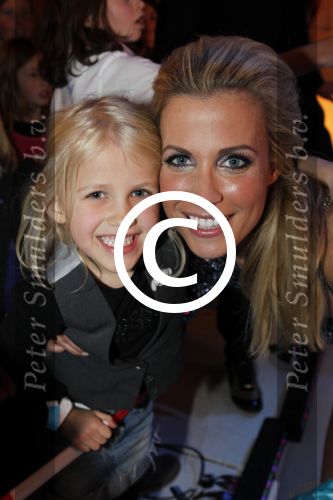 Hilversum 4 maart 2011
Sterren dansen op het ijs van SBDS 6 in studio 22 .Deelnemers zijn Monique Smit Jenny Smit Vivian Reys Babette v Veen Ralf Mackenbach Michael Boogerd en Sieneke Gerard Joling en Nance Coolen presenteren het. Vivian Reys met dochter Day
Peter Smulders bv