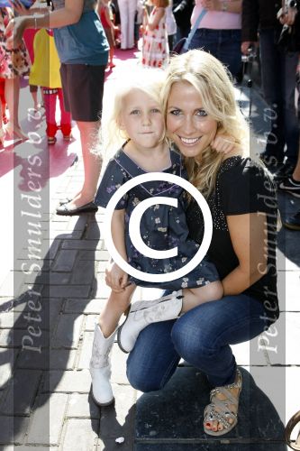 Amsterdam 4 juli 2009
Premiere van Mega Mindy in Tuschinski. Vivian ewbank met dochter Day
Peter Smulders bv