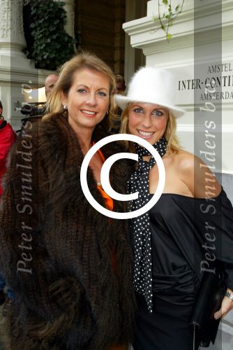 Amsterdam 6 oktober 2003

Beau Monde awards in het amstel hotel

vivian reys met moeder

Peter Smulders bv