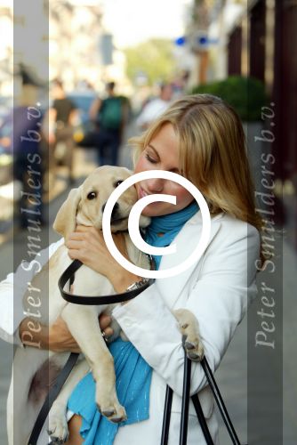 Amsterdam 17 september 2003

vivian reys met moeder en  hondje (golden retriever)

Peter Smulders bv
