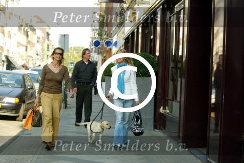 Amsterdam 17 september 2003

vivian reys met moeder en  hondje (golden retriever)

Peter Smulders bv
