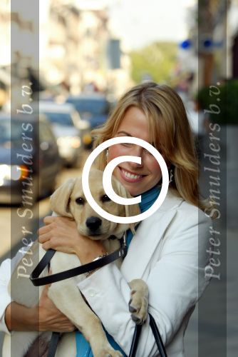 Amsterdam 17 september 2003

vivian reys met moeder en  hondje (golden retriever)

Peter Smulders bv