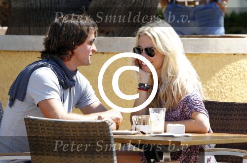 ibiza 6 juni 2011
Vivian Reys met haar nieuwe spaanse vriend .
Peter Smulders bv