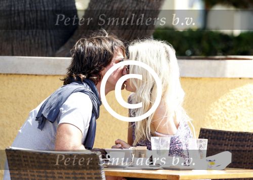 ibiza 6 juni 2011
Vivian Reys met haar nieuwe spaanse vriend .
Peter Smulders bv