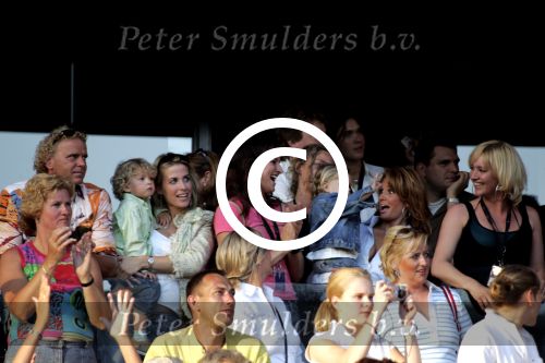 Rotterdam 14 juni 2004
  Marco Borsato in de kuip. Leontine Borsato met Jada en Vivian Reys met Senna
Peter Smulders bv