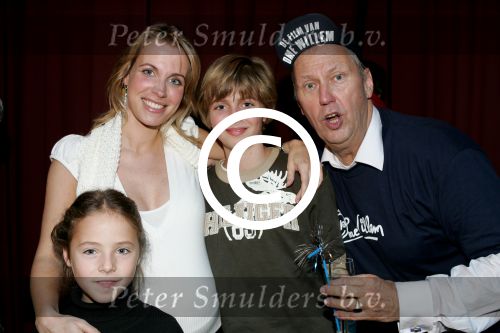 Rotterdam 16 oktober 2004
Premiere Film van ome Willem in Luxor theater.
Vivian Reys zwanger met broetje Bobby nichtje Britt en Edwin Rutten
Peter Smulders bv