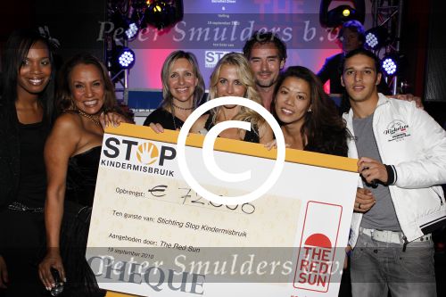 Amsterdam 19 september 2010
1 jarig bestaan van de Red Sun in Amsterdam. Er wordt geld ingezameld voor stop kindermisbruik. Vivian reys Patty Brard Wimmy Hu Ali B Patty Brard Jeroen Niewenhuize en Jasmine Sendar
Peter Smulders bv
