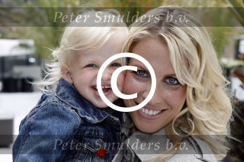 Naarden 21 mei 2007
Presentatie boek Supermom\'s stijlgids van Vivian Ewbank Reijs in het Arsenaal. Vivian met dochter Day
Peter Smulders bv