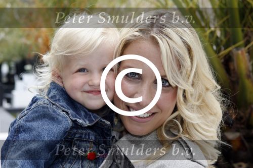 Naarden 21 mei 2007
Presentatie boek Supermom\'s stijlgids van Vivian Ewbank Reijs in het Arsenaal. Vivian met dochter Day
Peter Smulders bv