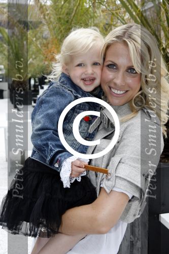 Naarden 21 mei 2007
Presentatie boek Supermom\'s stijlgids van Vivian Ewbank Reijs in het Arsenaal. Vivian met dochter Day
Peter Smulders bv