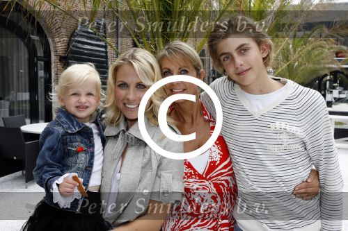 Naarden 21 mei 2007
Presentatie boek Supermom\'s stijlgids van Vivian Ewbank Reijs in het Arsenaal. Vivian met dochter Day moeder Meddy en broer Bobby
Peter Smulders bv