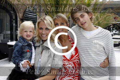 Naarden 21 mei 2007
Presentatie boek Supermom\'s stijlgids van Vivian Ewbank Reijs in het Arsenaal. Vivian met dochter Day moeder Meddy en broer Bobby
Peter Smulders bv