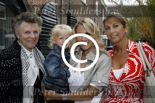 Naarden 21 mei 2007
Presentatie boek Supermom\'s stijlgids van Vivian Ewbank Reijs in het Arsenaal. Vivian met dochter Day moeder Meddy en oma v d Meyden
Peter Smulders bv