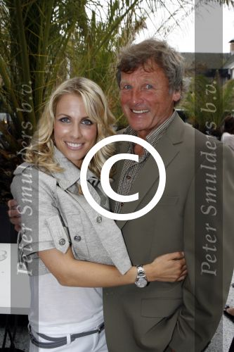 Naarden 21 mei 2007
Presentatie boek Supermom\'s stijlgids van Vivian Ewbank Reijs in het Arsenaal. Vader John Ewbank met Vivian
Peter Smulders bv