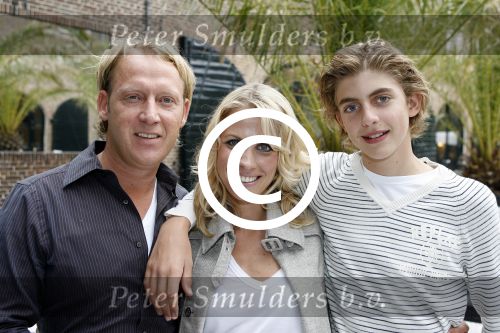 Naarden 21 mei 2007
Presentatie boek Supermom\'s stijlgids van Vivian Ewbank Reijs in het Arsenaal. Vivian met Broers Marc en Bobby
Peter Smulders bv