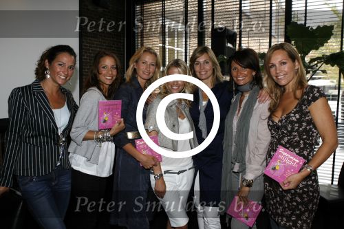 Naarden 21 mei 2007
Presentatie boek Supermom\'s stijlgids van Vivian Ewbank Reijs in het Arsenaal. Vivian Met Quinty Trustfull Anouk Smulders Vivian Slingerland Leontine Borsato Tanja Jess en Renee Vervoorn
Peter Smulders bv