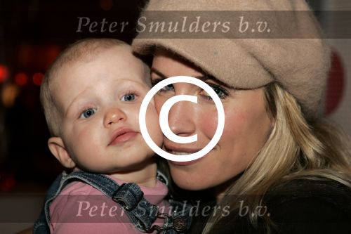 Ouderkerk aan de Amstel 23 november 2005
Presentatie tijdschrift kinderen bij rest Praq
Vivian reys met petje/hoed en dochter Day
Peter Smulders bv