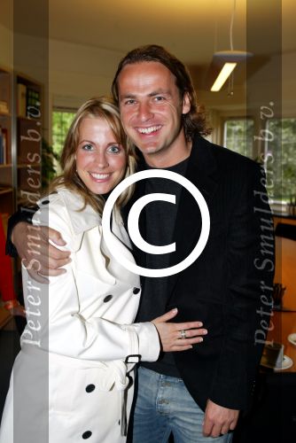 Blaricum 29 april 2004
Marco Borsato krijgt Koninklijke onderscheiding.
John Ewbank met Vivian Reys
Peter Smulders bv