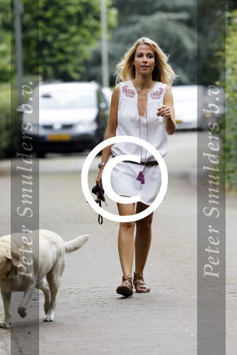 Laren 30 juni 2010
Vivian Ewbank laat haar honden uit.
Peter Smulders bv
