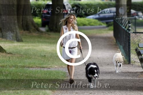 Laren 30 juni 2010
Vivian Ewbank laat haar honden uit.
Peter Smulders bv