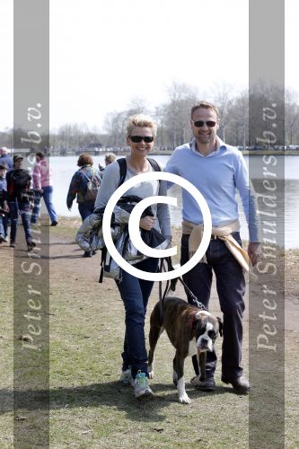 Busloo Apeldoorn 21 april 2013
Royal Canin organiseert grootste wandeltocht voor hond voor stichting Hulphond. Ambassadrices Anita Witzier Anouk Smulders en Martin Gaus lopen ook mee. Anita met haar vriend Michel
Peter Smulders bv