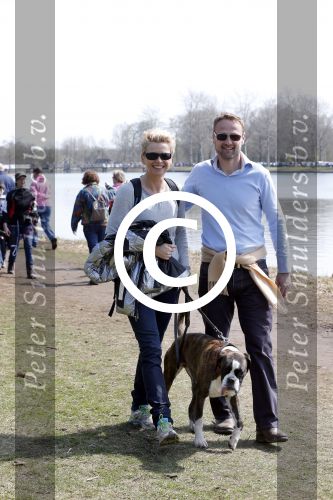 Busloo Apeldoorn 21 april 2013
Royal Canin organiseert grootste wandeltocht voor hond voor stichting Hulphond. Ambassadrices Anita Witzier Anouk Smulders en Martin Gaus lopen ook mee. Anita met haar vriend Michel
Peter Smulders bv