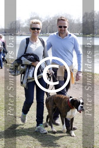Busloo Apeldoorn 21 april 2013
Royal Canin organiseert grootste wandeltocht voor hond voor stichting Hulphond. Ambassadrices Anita Witzier Anouk Smulders en Martin Gaus lopen ook mee. Anita met haar vriend Michel
Peter Smulders bv