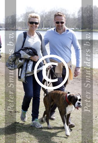 Busloo Apeldoorn 21 april 2013
Royal Canin organiseert grootste wandeltocht voor hond voor stichting Hulphond. Ambassadrices Anita Witzier Anouk Smulders en Martin Gaus lopen ook mee. Anita met haar vriend Michel
Peter Smulders bv