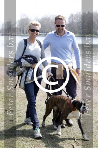 Busloo Apeldoorn 21 april 2013
Royal Canin organiseert grootste wandeltocht voor hond voor stichting Hulphond. Ambassadrices Anita Witzier Anouk Smulders en Martin Gaus lopen ook mee. Anita met haar vriend Michel
Peter Smulders bv