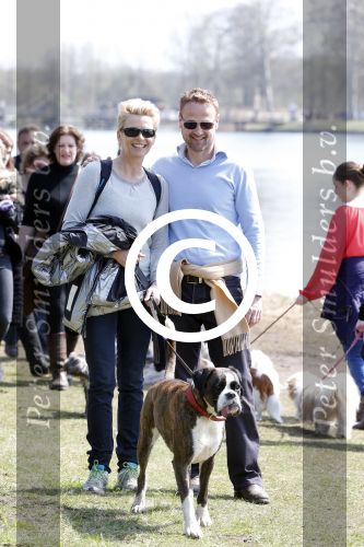 Busloo Apeldoorn 21 april 2013
Royal Canin organiseert grootste wandeltocht voor hond voor stichting Hulphond. Ambassadrices Anita Witzier Anouk Smulders en Martin Gaus lopen ook mee. Anita met haar vriend Michel
Peter Smulders bv